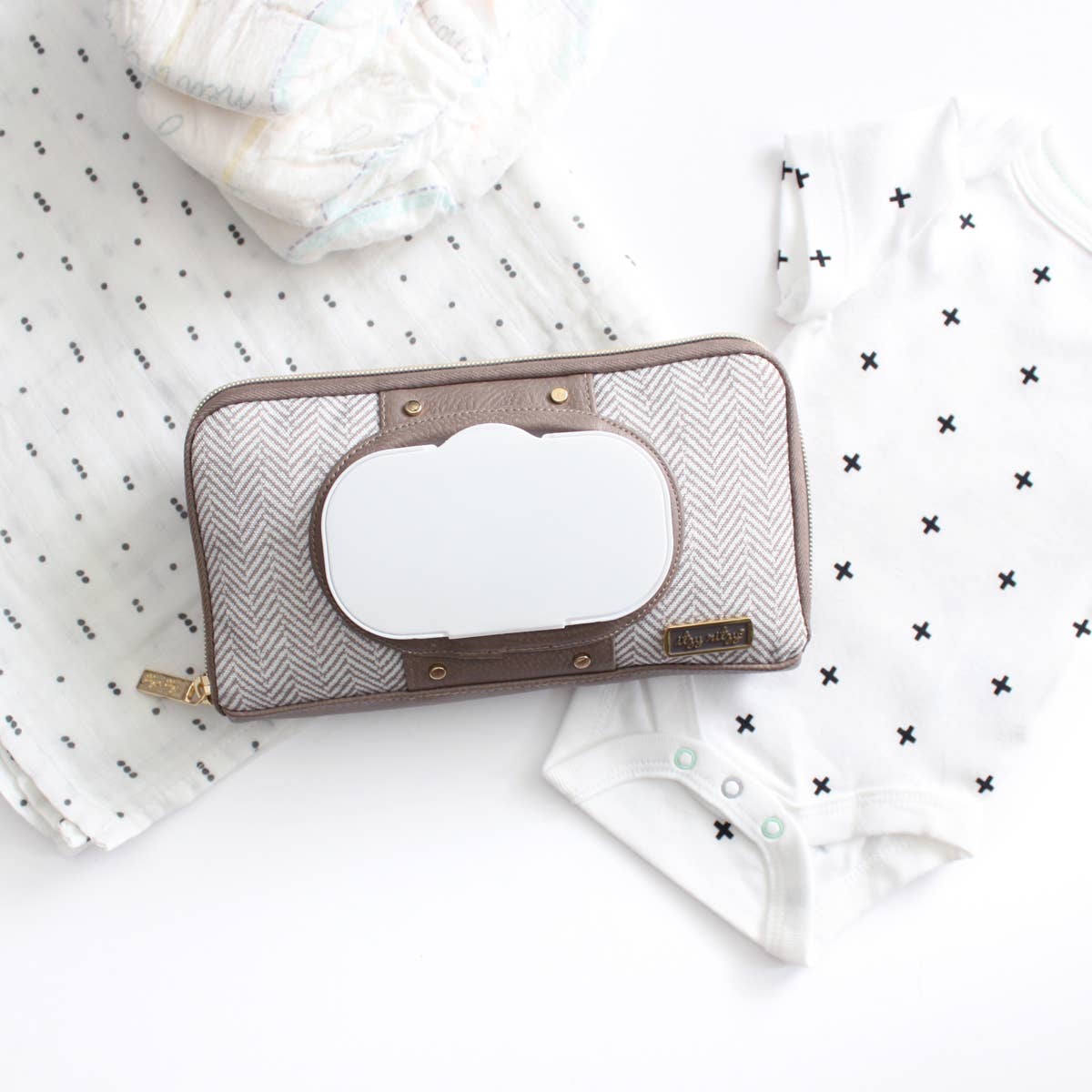 Itzy Ritzy Vanilla Latte Travel Wipes Case