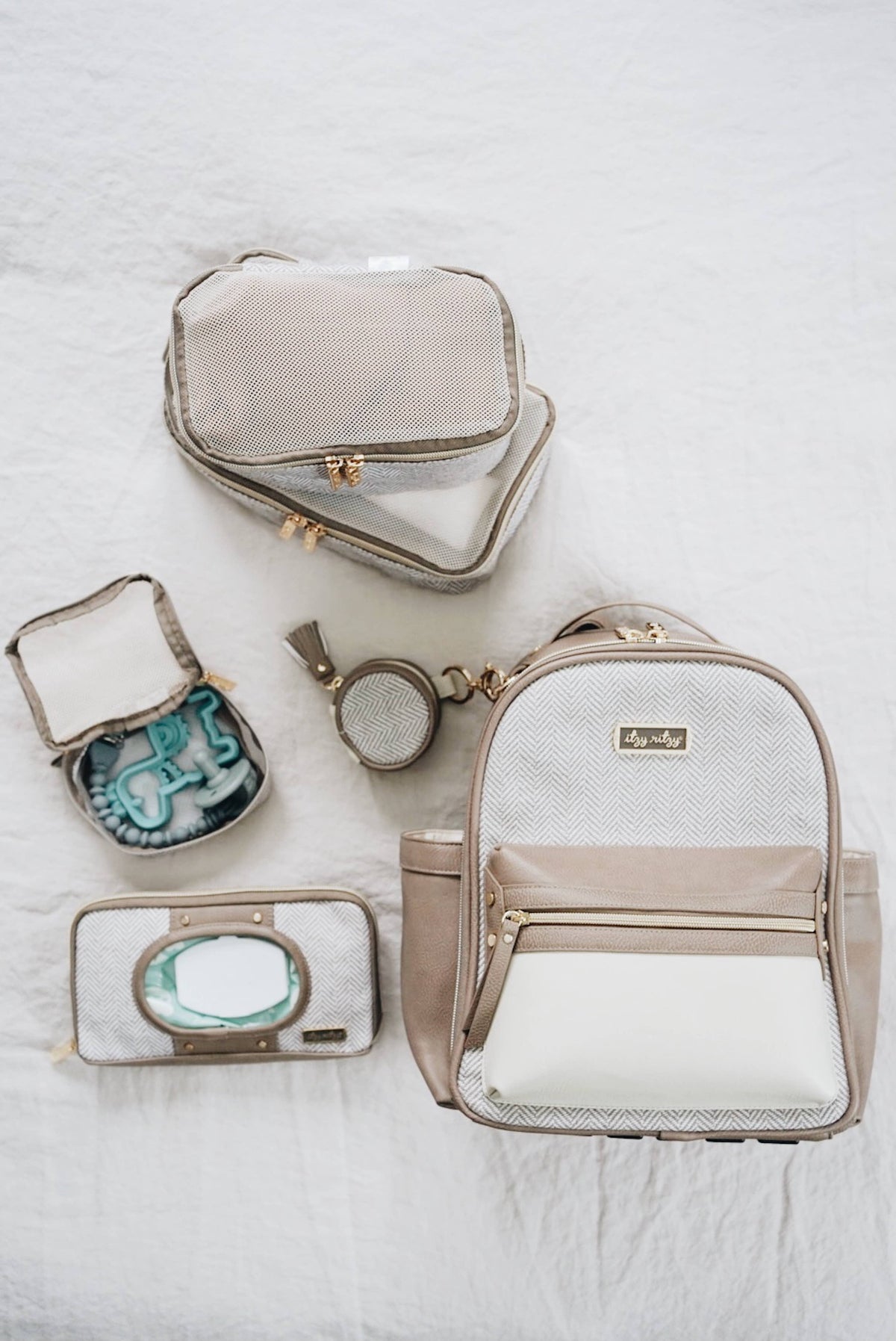 Itzy Ritzy Vanilla Latte Travel Wipes Case